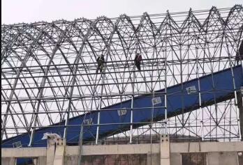 煤倉(cāng)網(wǎng)架檁條安裝中.jpg 煤倉(cāng)網(wǎng)架檁條安裝中.jpg