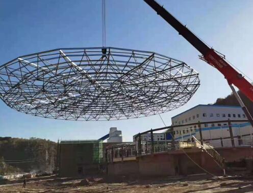 濃縮池頂棚網(wǎng)架吊裝施工.jpg 濃縮池頂棚網(wǎng)架吊裝施工.jpg